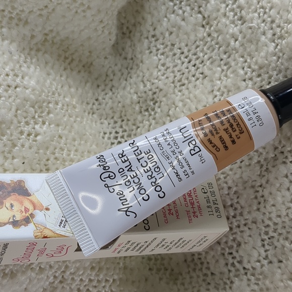 theBalm Cosmetics Anne T. Dotes Liquid Concealer in #22 Light to Medium, 9g/0.32 - Picture 4 of 11